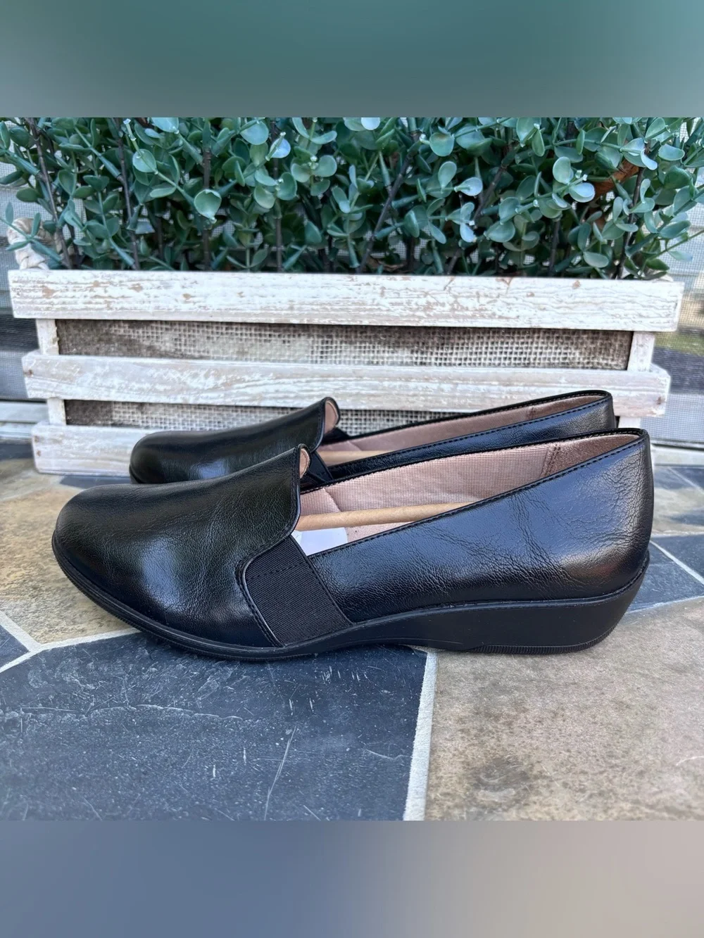 Lifestride Women's Isabelle Loafer Slip on Flat in Black
